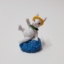Fehér nyuszi kék virágos tojáson 6 cm 